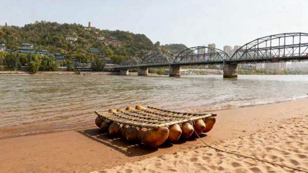 羊皮筏子、白塔山、中山桥、黄河沙滩任选三项跟拍